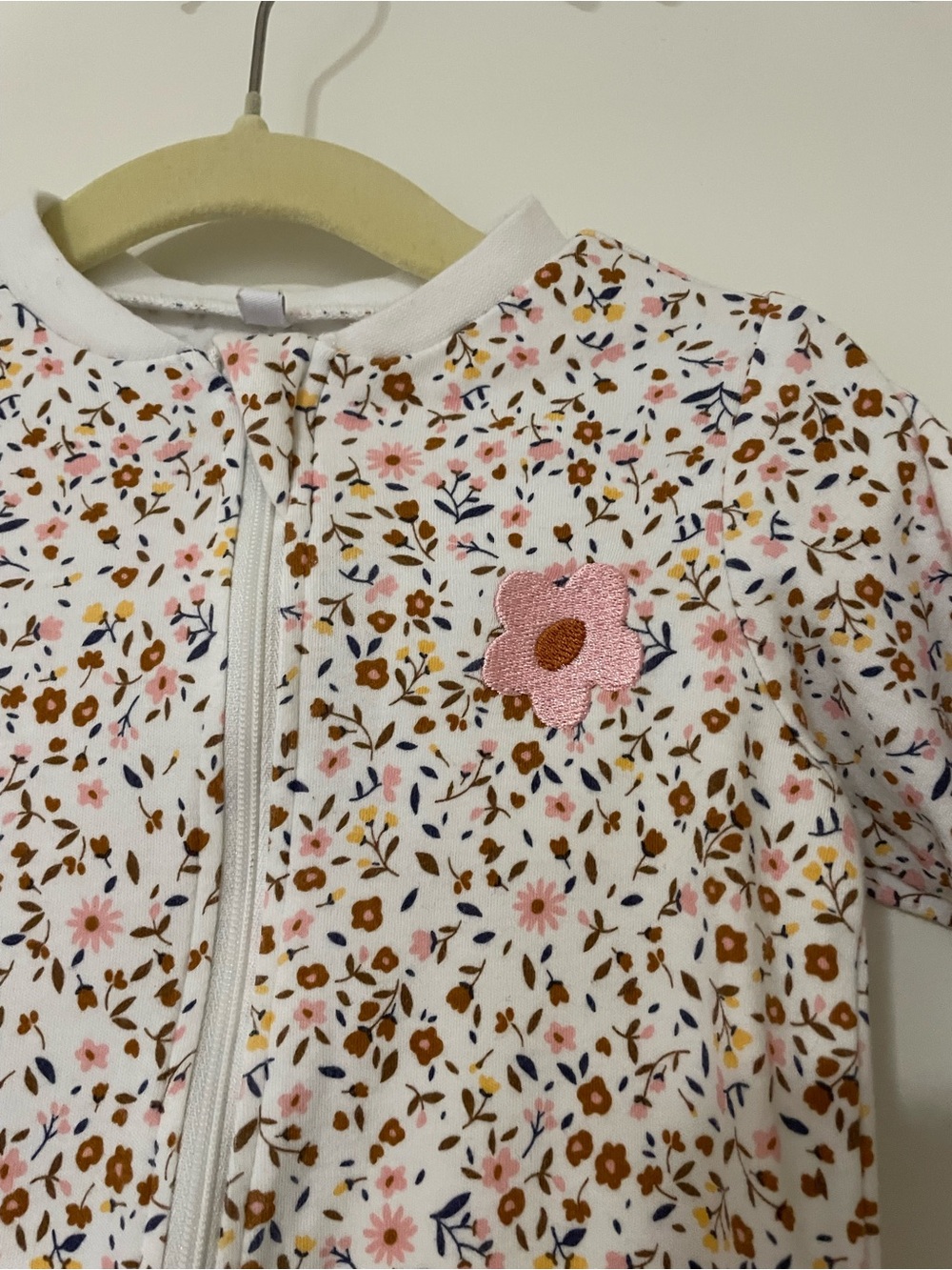 5/$30🍒 Pekkle Sleeper - White with Pink & Brown Floral
